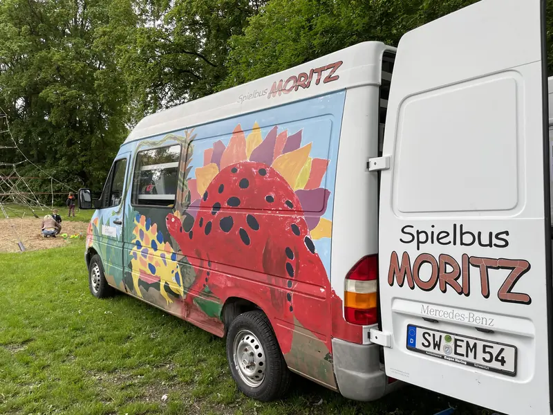 Der Spielbus Moritz auf der Wiese am Gottesberg